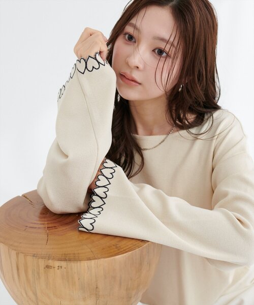natural couture(ナチュラルクチュール)の「お袖ハートショート丈ニットプルオーバー(ニット/セーター・レディース・アイボリー/ピンク/サックスブルー/ブラック・FREE)」の2枚目の写真
