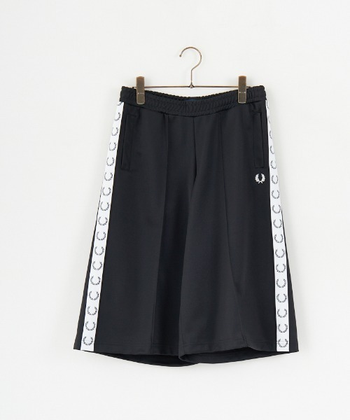 FRED PERRY（フレッドペリー）の「[FRED PERRY/フレッドペリー] トラックテープデザイン ワンポイントロゴ刺繍 ショートトラックパンツ（その他パンツ・レディース・ブラック・10）」の4枚目の写真