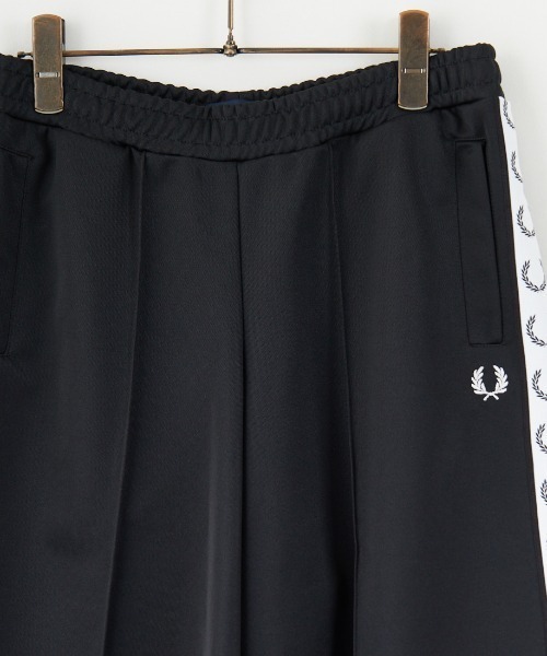 FRED PERRY（フレッドペリー）の「[FRED PERRY/フレッドペリー] トラックテープデザイン ワンポイントロゴ刺繍 ショートトラックパンツ（その他パンツ・レディース・ブラック・10）」の6枚目の写真