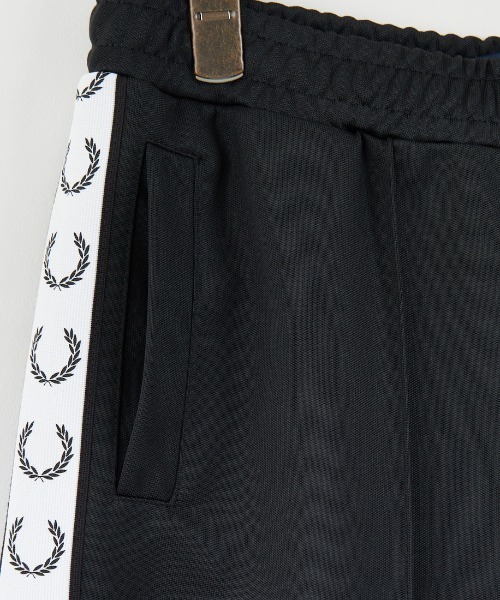 FRED PERRY（フレッドペリー）の「[FRED PERRY/フレッドペリー] トラックテープデザイン ワンポイントロゴ刺繍 ショートトラックパンツ（その他パンツ・レディース・ブラック・10）」の9枚目の写真