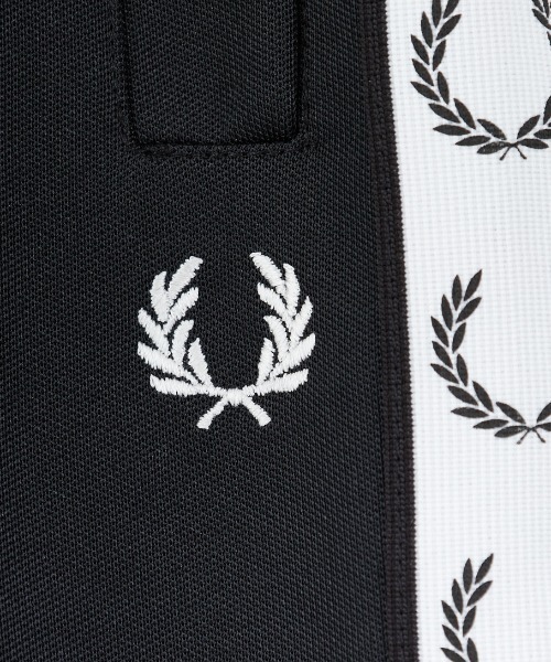 FRED PERRY（フレッドペリー）の「[FRED PERRY/フレッドペリー] トラックテープデザイン ワンポイントロゴ刺繍 ショートトラックパンツ（その他パンツ・レディース・ブラック・10）」の8枚目の写真
