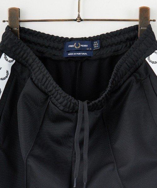 FRED PERRY（フレッドペリー）の「[FRED PERRY/フレッドペリー] トラックテープデザイン ワンポイントロゴ刺繍 ショートトラックパンツ（その他パンツ・レディース・ブラック・10）」の7枚目の写真