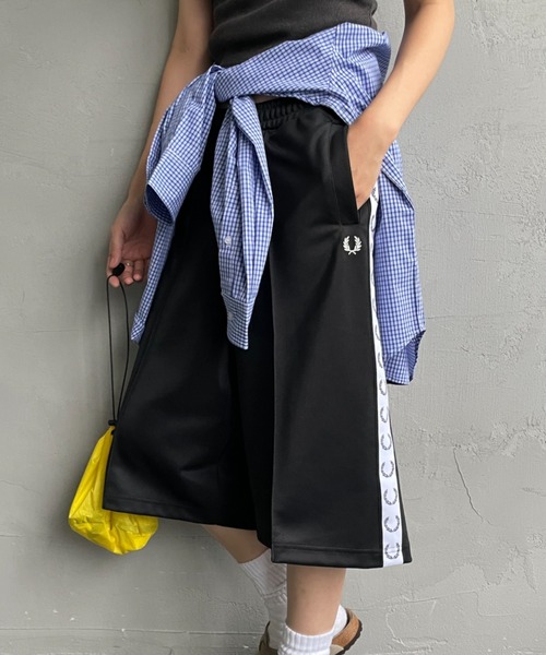 FRED PERRY（フレッドペリー）の「[FRED PERRY/フレッドペリー] トラックテープデザイン ワンポイントロゴ刺繍 ショートトラックパンツ（その他パンツ・レディース・ブラック・10）」の12枚目の写真