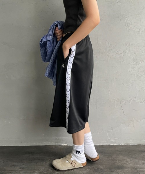 FRED PERRY（フレッドペリー）の「[FRED PERRY/フレッドペリー] トラックテープデザイン ワンポイントロゴ刺繍 ショートトラックパンツ（その他パンツ・レディース・ブラック・10）」の14枚目の写真