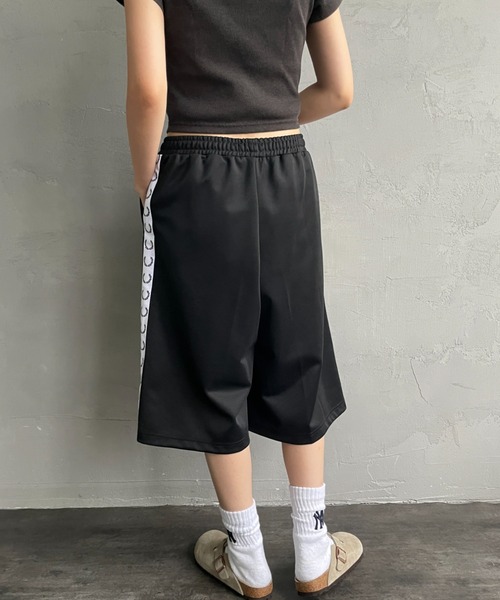 FRED PERRY（フレッドペリー）の「[FRED PERRY/フレッドペリー] トラックテープデザイン ワンポイントロゴ刺繍 ショートトラックパンツ（その他パンツ・レディース・ブラック・10）」の15枚目の写真