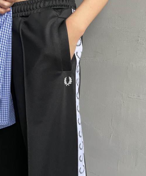 FRED PERRY（フレッドペリー）の「[FRED PERRY/フレッドペリー] トラックテープデザイン ワンポイントロゴ刺繍 ショートトラックパンツ（その他パンツ・レディース・ブラック・10）」の2枚目の写真