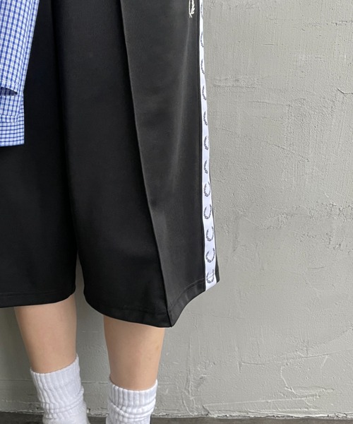 FRED PERRY（フレッドペリー）の「[FRED PERRY/フレッドペリー] トラックテープデザイン ワンポイントロゴ刺繍 ショートトラックパンツ（その他パンツ・レディース・ブラック・10）」の3枚目の写真