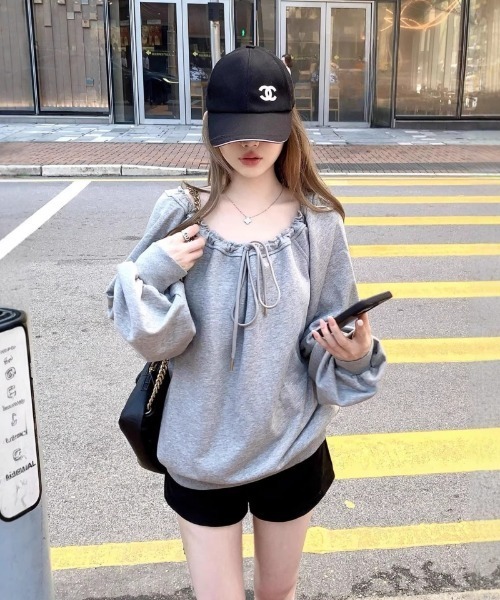 Ritzy（リッツィー）の「リボンネックギャザースウェットトップス（スウェット・レディース・ベージュ/杢グレー・M/L）」の2枚目の写真