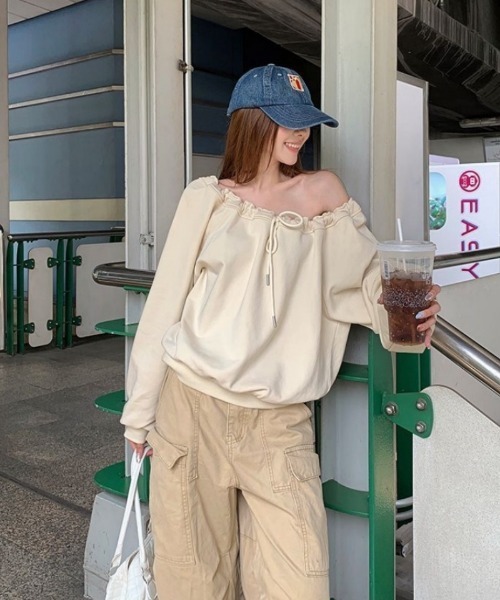 Ritzy（リッツィー）の「リボンネックギャザースウェットトップス（スウェット・レディース・ベージュ/杢グレー・M/L）」の3枚目の写真
