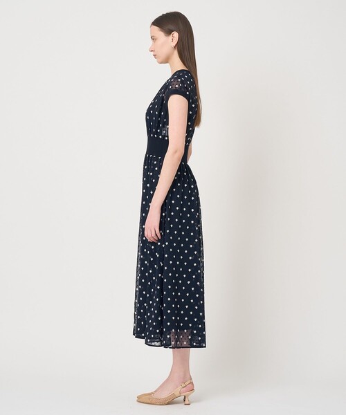 ANAYI（アナイ）の「フラワー刺繍ドットフレア ワンピース（ワンピース・レディース・ネイビー/ブラック・38/36/34）」の4枚目の写真
