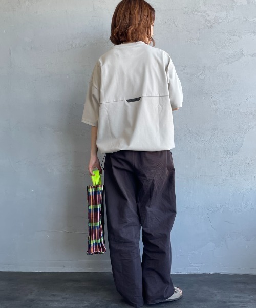 MIZUNO（ミズノ　）の「【WEB先行予約】[MIZUNO/ミズノ] 別注 ポケット付き ワンポイントロゴ刺繍 Tシャツ（Tシャツ/カットソー・レディース・グレイッシュベージュ/ブラック/ホワイト・M/S/XL/L）」の4枚目の写真