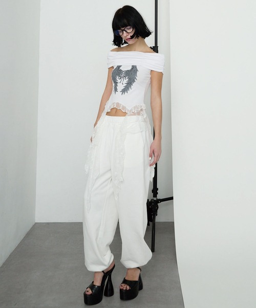Heart Tattoo(ハートタトゥー)の「サイドレースフリルオフショルトップス / Side Lace Frill Off-Shoulder Top(Tシャツ/カットソー・レディース・ホワイト/グレー・FREE)」の4枚目の写真