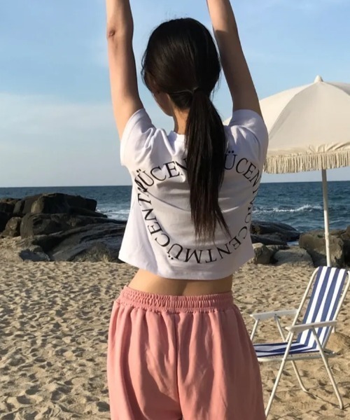 MUCENT(ムセント)の「◇MUCENT◇ブランド直輸入正規品/MUCENT SIGNATURE BACK LOGO CROP T シグニチャーバックラウンド円形ロゴクロップ半袖Tシャツ(Tシャツ/カットソー・レディース・ホワイト・S)」の1枚目の写真