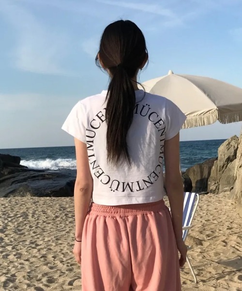 MUCENT(ムセント)の「◇MUCENT◇ブランド直輸入正規品/MUCENT SIGNATURE BACK LOGO CROP T シグニチャーバックラウンド円形ロゴクロップ半袖Tシャツ(Tシャツ/カットソー・レディース・ホワイト・S)」の2枚目の写真
