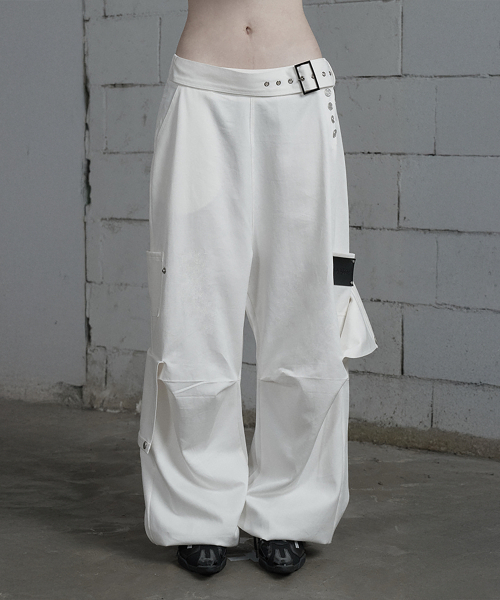 ETRE AU SOMMET(エトレオソメ)の「Belted Two-Pocket Cutline Oversized Pants (White)(その他パンツ・レディース・ホワイト・FREE)」の1枚目の写真
