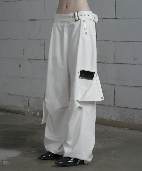 ETRE AU SOMMET(エトレオソメ)の「Belted Two-Pocket Cutline Oversized Pants (White)(その他パンツ・レディース・ホワイト・FREE)」の2枚目の写真