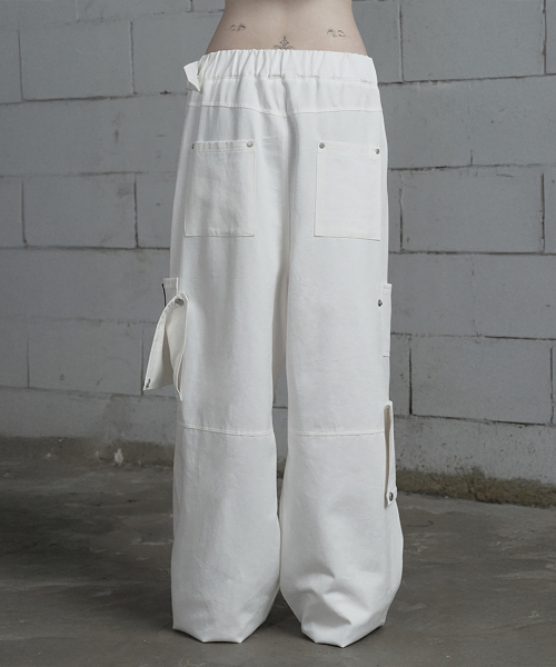 ETRE AU SOMMET(エトレオソメ)の「Belted Two-Pocket Cutline Oversized Pants (White)(その他パンツ・レディース・ホワイト・FREE)」の3枚目の写真