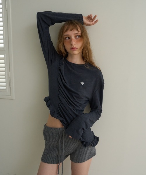 oursaalty（アウアソルティ）の「PLEASANT FRILL T-SHIRTS（Tシャツ/カットソー・レディース・チャコールグレー/ベージュ・FREE）」の2枚目の写真
