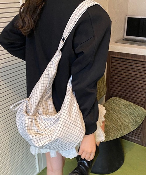 WESTSEA(ウエストシー)の「チェック柄 ギャザーショルダーバッグ ワンショルダー ホーボーバッグ 巾着デザイン 大容量 斜めがけ(ショルダーバッグ・レディース・ネイビー/オフホワイト/ブラック・FREE)」の5枚目の写真