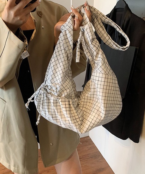 WESTSEA(ウエストシー)の「チェック柄 ギャザーショルダーバッグ ワンショルダー ホーボーバッグ 巾着デザイン 大容量 斜めがけ(ショルダーバッグ・レディース・ネイビー/オフホワイト/ブラック・FREE)」の7枚目の写真