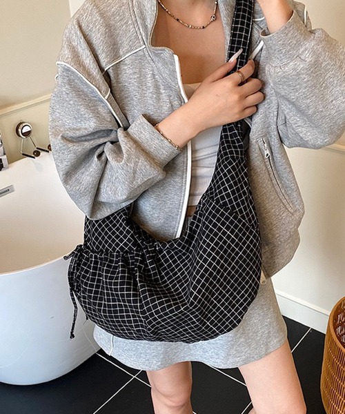 WESTSEA(ウエストシー)の「チェック柄 ギャザーショルダーバッグ ワンショルダー ホーボーバッグ 巾着デザイン 大容量 斜めがけ(ショルダーバッグ・レディース・ネイビー/オフホワイト/ブラック・FREE)」の10枚目の写真