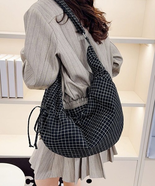 WESTSEA(ウエストシー)の「チェック柄 ギャザーショルダーバッグ ワンショルダー ホーボーバッグ 巾着デザイン 大容量 斜めがけ(ショルダーバッグ・レディース・ネイビー/オフホワイト/ブラック・FREE)」の13枚目の写真