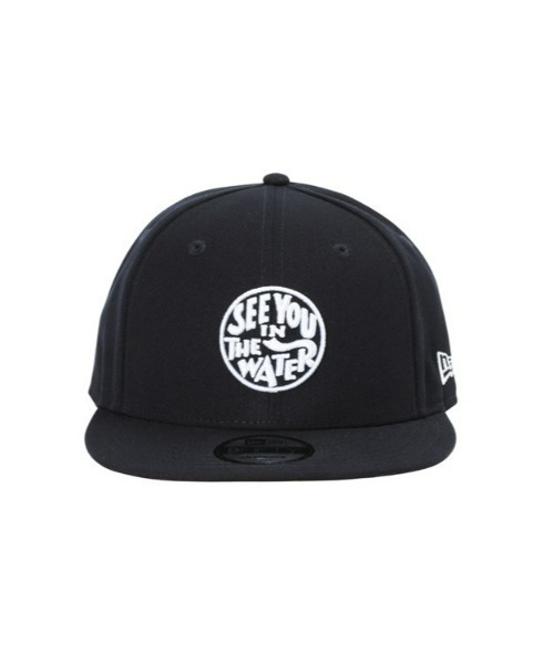 MAGIC NUMBER(マジック ナンバー)の「【MAGIC NUMBER】別注 MAGIC NUMBER × NEW ERA 9FIFTY SEE YOU IN THE WATER XV CAP マジックナンバー ニューエラ(キャップ・メンズ・ネイビー・FREE)」の2枚目の写真