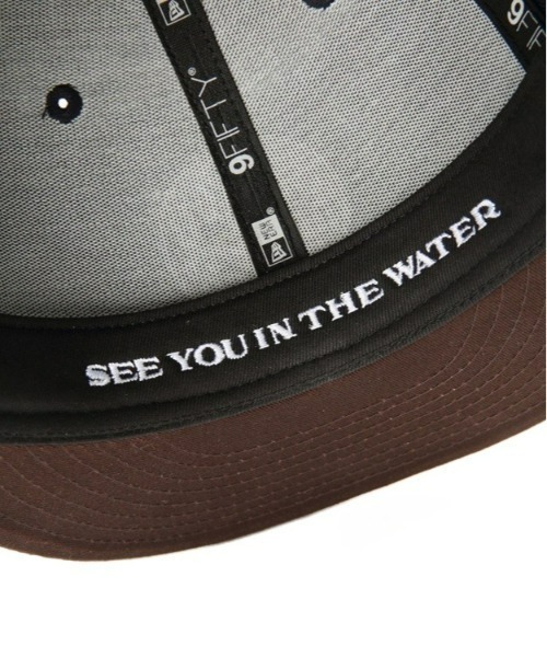 MAGIC NUMBER(マジック ナンバー)の「【MAGIC NUMBER】別注 MAGIC NUMBER × NEW ERA 9FIFTY SEE YOU IN THE WATER XV CAP マジックナンバー ニューエラ(キャップ・メンズ・ネイビー・FREE)」の6枚目の写真
