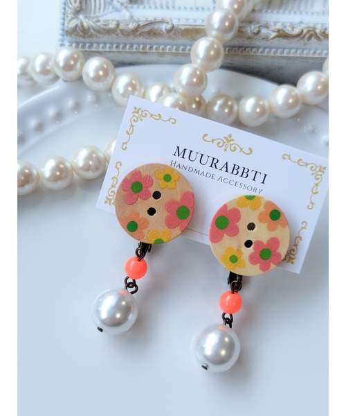 VIBGYOR(ヴィブジョー)の「【MUURABBTI】フラワーウッドボタンイヤリング(MA)(イヤリング・レディース・その他・FREE)」の2枚目の写真