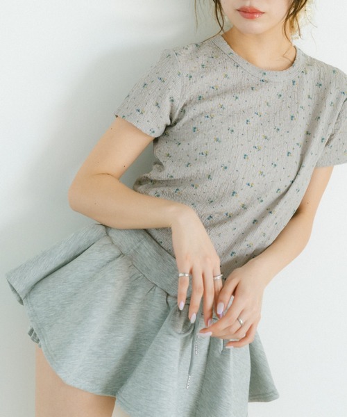 VANNIE U(ヴァニーユー)の「小花柄コンパクトチビTシャツ(Tシャツ/カットソー・レディース・ホワイト/グレー・FREE)」の1枚目の写真
