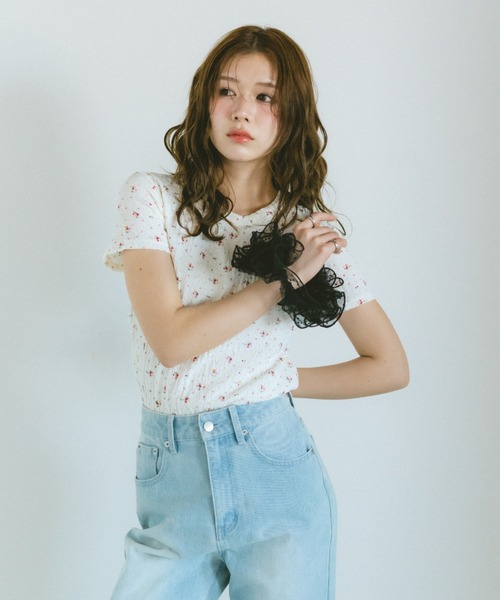 VANNIE U(ヴァニーユー)の「小花柄コンパクトチビTシャツ(Tシャツ/カットソー・レディース・ホワイト/グレー・FREE)」の4枚目の写真