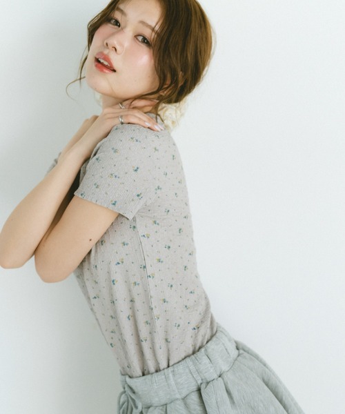 VANNIE U(ヴァニーユー)の「小花柄コンパクトチビTシャツ(Tシャツ/カットソー・レディース・ホワイト/グレー・FREE)」の21枚目の写真
