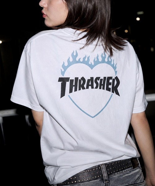 THRASHER(スラッシャー)の「【70】 【THRASHER/スラッシャー】ワンポイント刺繍 ファイヤーハートロゴ バックプリント クルーネックTシャツ ユニセックス(Tシャツ/カットソー・メンズ・ホワイト/ブラック/アッシュグレー・L/M/S)」の1枚目の写真