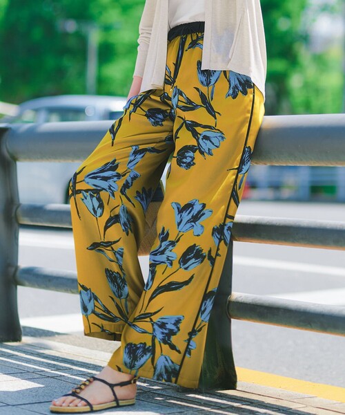 23区 L(ニジュウサンクオオキイサイズ)の「ARGENTI フラワープリント ワイドパンツ(その他パンツ・レディース・ライトグリーン系5/ライトイエロー系5・44/48/46)」の2枚目の写真