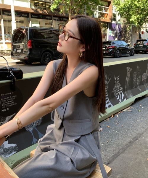 Aelina(エリナ)の「ノースリーブベスト&ハイウエストワイドパンツセットアップ(セットアップ・レディース・チャコールグレー/ベージュ・M/S)」の6枚目の写真