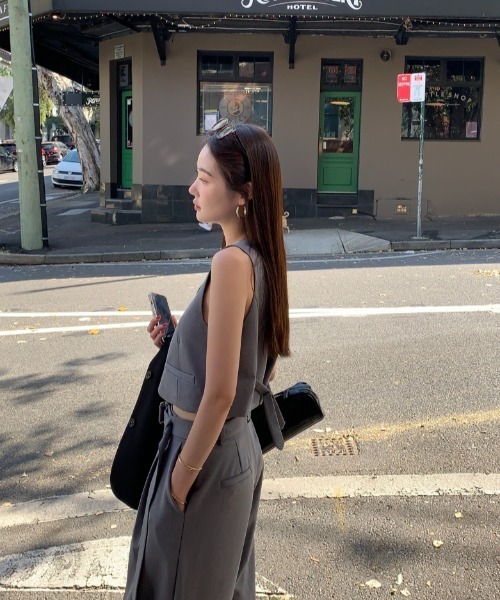 Aelina(エリナ)の「ノースリーブベスト&ハイウエストワイドパンツセットアップ(セットアップ・レディース・チャコールグレー/ベージュ・M/S)」の15枚目の写真