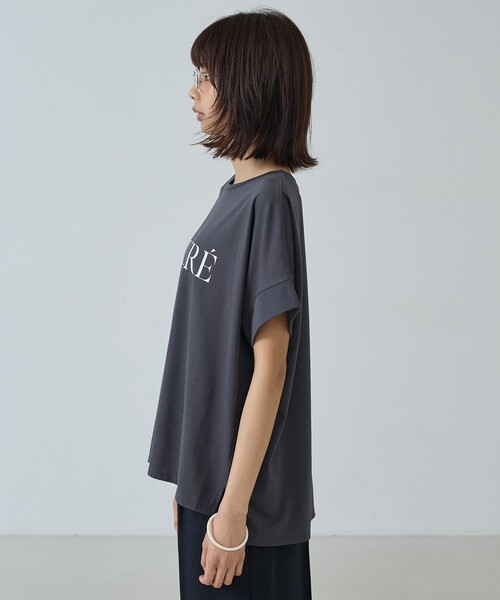 abahouse mavie(アバハウスマヴィ)の「ワイドロゴT(Tシャツ/カットソー・レディース・ベージュ/ホワイト/チャコールグレー・フリー)」の16枚目の写真
