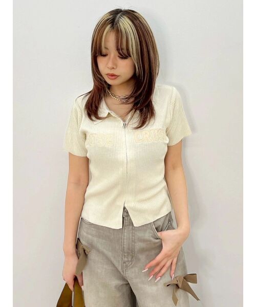 EVRIS(エヴリス)の「Embroidery ZIP ニットトップス(ニット/セーター・レディース・アイボリー/レッド/ブラック・FREE)」の2枚目の写真