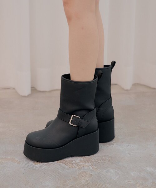 Chico(チコ)の「ベルト付き厚底ショートブーツ(ブーツ・レディース・ブラック/ベージュ・SMALL/LARGE/MEDIUM)」の4枚目の写真