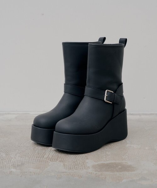 Chico(チコ)の「ベルト付き厚底ショートブーツ(ブーツ・レディース・ブラック/ベージュ・SMALL/LARGE/MEDIUM)」の15枚目の写真