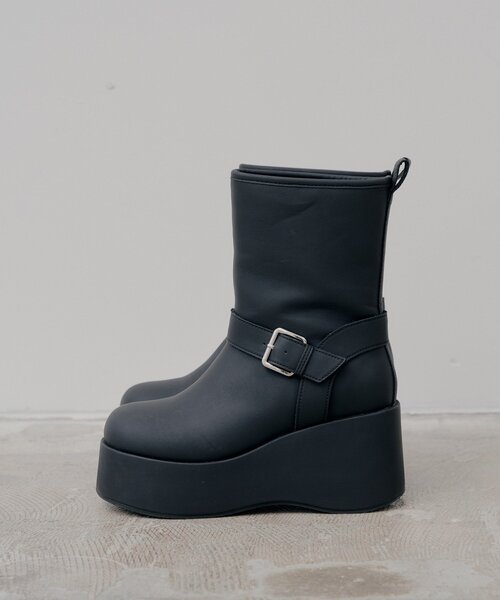 Chico(チコ)の「ベルト付き厚底ショートブーツ(ブーツ・レディース・ブラック/ベージュ・SMALL/LARGE/MEDIUM)」の16枚目の写真