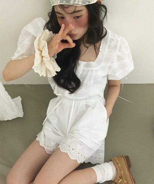 FAVORITO(ファヴォリート)の「スクエアネックラインブラウス(シャツ/ブラウス・レディース・ホワイト・F)」の2枚目の写真