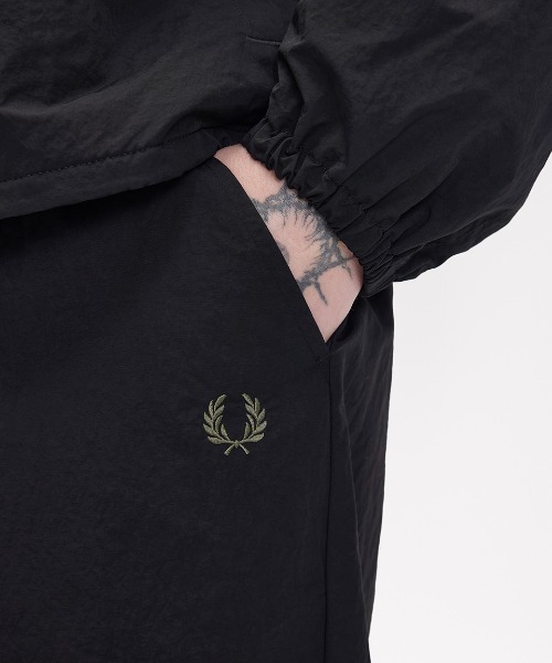 FRED PERRY（フレッドペリー）の「Shell Track Pants／シェルトラックパンツ（その他パンツ・メンズ・ブラック・S/L/M）」の2枚目の写真