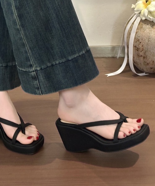 Lace Ladies(レースレディース)の「レザー調 トング ストラップ ウエッジ サンダル(サンダル・レディース・ピンク/パープル/アイボリー/ブラック・24.5cm/22.5cm/23cm/23.5cm/24cm)」の3枚目の写真