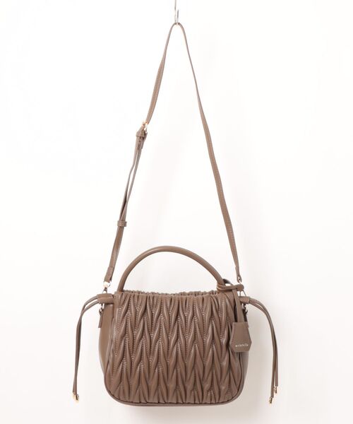MAGASIN DE MODE Chou Chou(マガジンデモードシュシュ)の「【MAGASIN DE MODE Chou Chou】シュシュエンボス2wayドロストショルダー SNBD(ショルダーバッグ・レディース・ブラウン/ブラック・FREE)」の2枚目の写真
