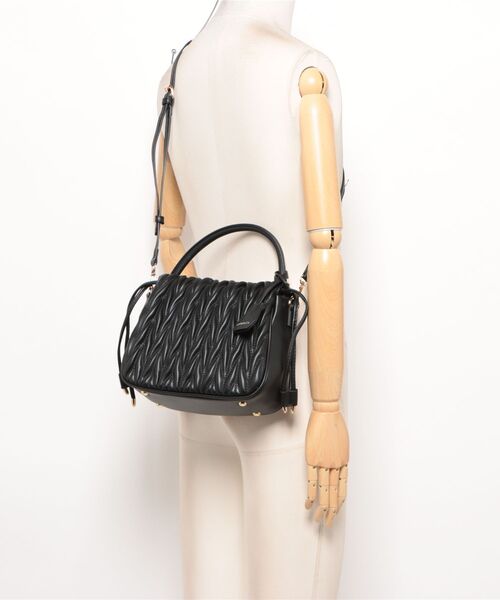 MAGASIN DE MODE Chou Chou(マガジンデモードシュシュ)の「【MAGASIN DE MODE Chou Chou】シュシュエンボス2wayドロストショルダー SNBD(ショルダーバッグ・レディース・ブラウン/ブラック・FREE)」の3枚目の写真