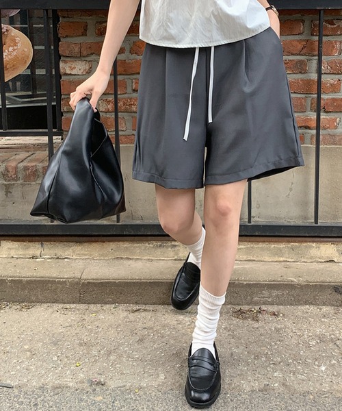 Girly Doll（ガーリードール）の「タック入りワイドショートパンツ（その他パンツ・レディース・グレー/ブラック・FREE）」の5枚目の写真