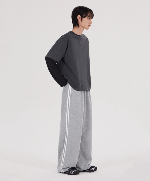 GLW（ジーエルダブリュ）の「[ユニセックス] サイドライン トラックパンツ グレー（スウェットパンツ・メンズ・その他・SMALL/MEDIUM/LARGE/X-LARGE）」の2枚目の写真