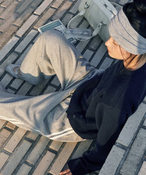 GLW（ジーエルダブリュ）の「[ユニセックス] サイドライン トラックパンツ グレー（スウェットパンツ・メンズ・その他・SMALL/MEDIUM/LARGE/X-LARGE）」の3枚目の写真