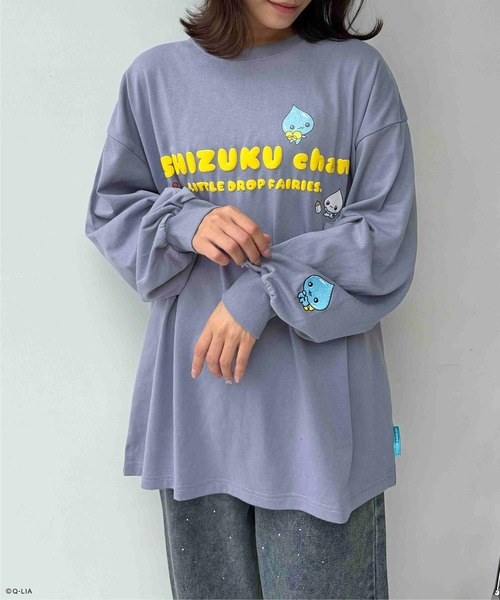 AS KNOW AS plus(アズノゥアズプラス)の「☆アクリルキーホルダー付き しずくちゃん 袖刺繍ロンT 【しずくちゃん】(Tシャツ/カットソー・レディース・スミクロ/オフホワイト/サックスブルー・FREE)」の1枚目の写真